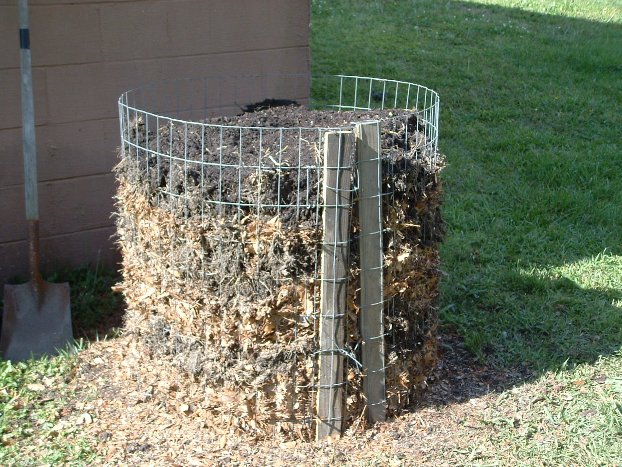 How to Make a Compost Bin Using Chicken Wire