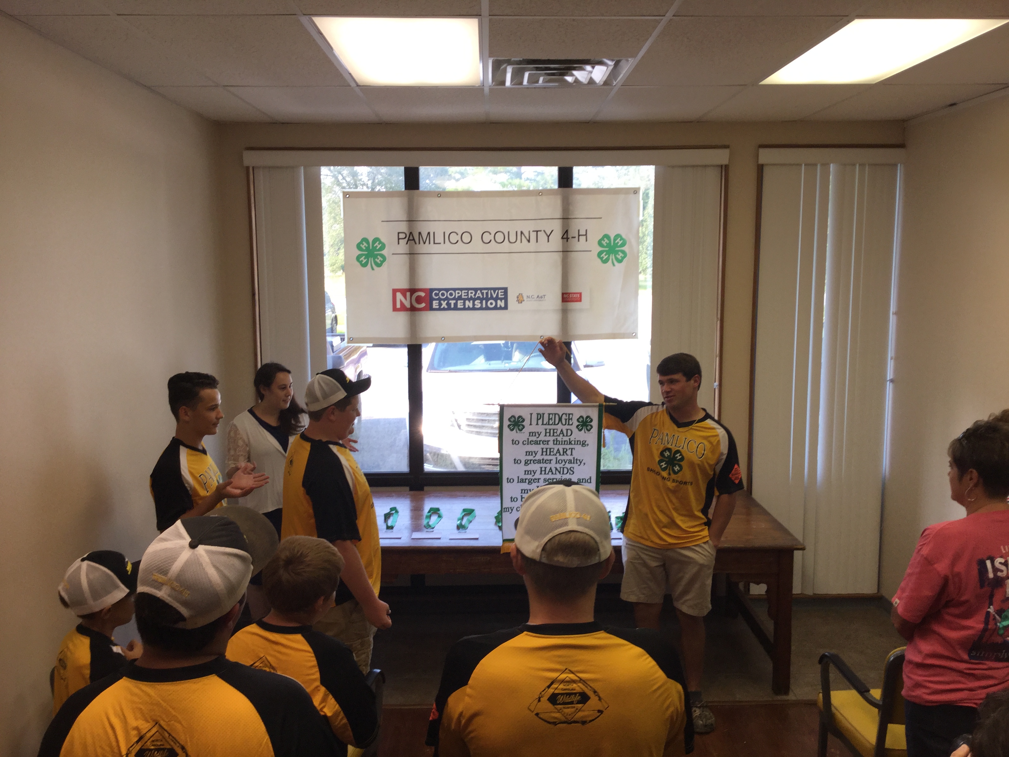 4-Hers Say the 4-H Pledge Before the Ceremony