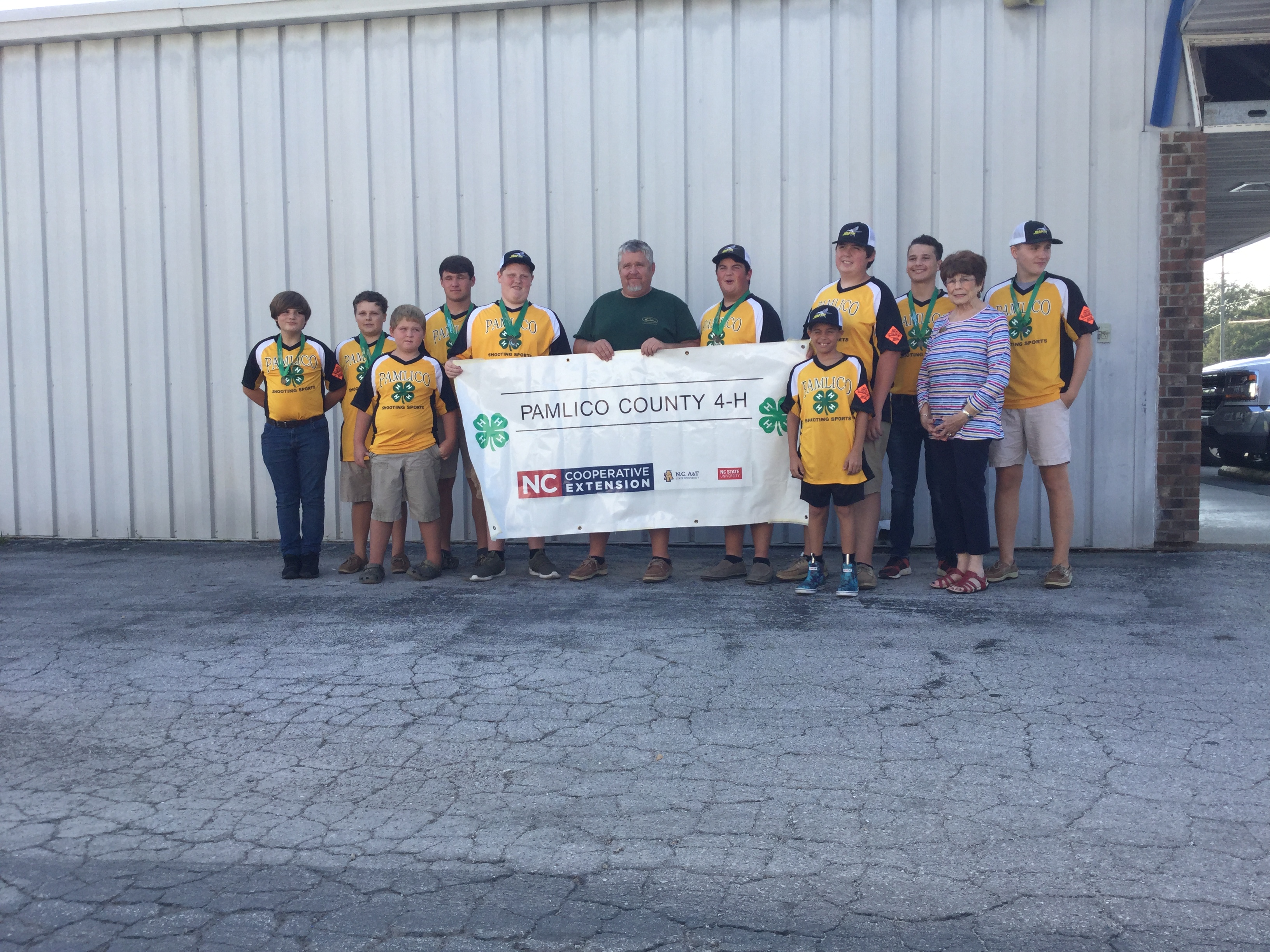 4-Hers Pose with Commissioner Pat Prescot